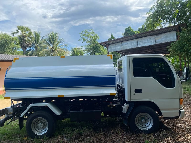 ISUZU NKR 100แรงม้า รถบรรทุก 4ล้อ บรรทุกน้ำ ปี2010 เลขไมล์ 300,000 กม.