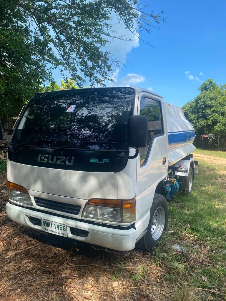 ISUZU NKR 100แรงม้า รถบรรทุก 4ล้อ บรรทุกน้ำ