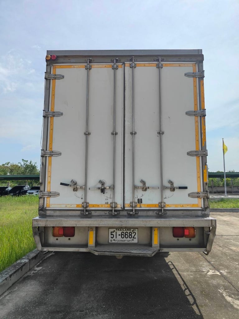 HINO FG 220แรงม้า รถบรรทุก 6ล้อ ตู้เย็น ปี 2015 HINO FG 220แรงม้า รถบรรทุก 6ล้อ ตู้เย็น ปี 2015
