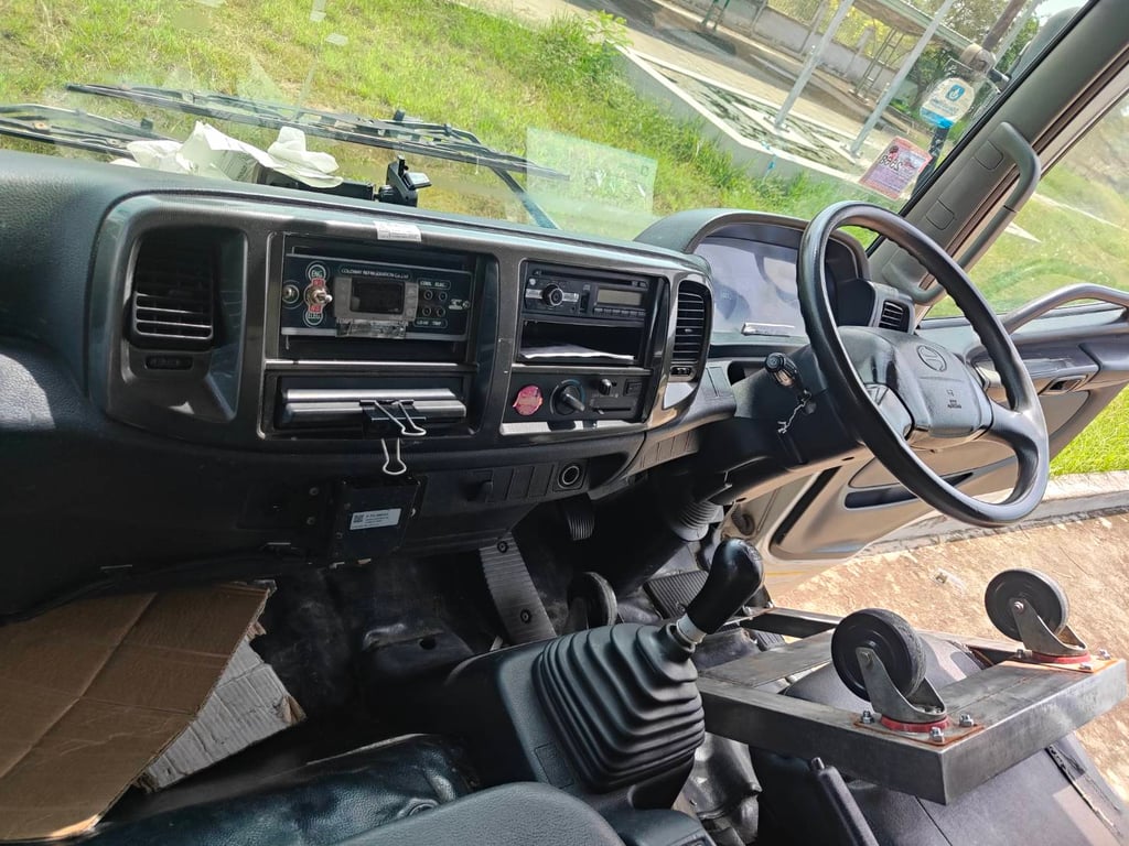 HINO FG 220แรงม้า รถบรรทุก 6ล้อ ตู้เย็น ปี 2015 HINO FG 220แรงม้า รถบรรทุก 6ล้อ ตู้เย็น ปี 2015
