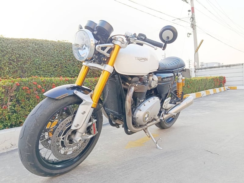 ขาย Triumph Thruxton R1200 สีขาว ขาย Triumph Thruxton R1200 สีขาว