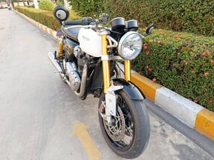 ขาย Triumph Thruxton R1200 สีขาว ขาย Triumph Thruxton R1200 สีขาว