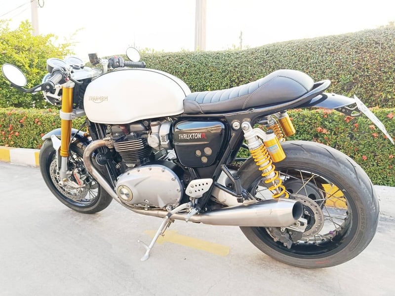 ขาย Triumph Thruxton R1200 สีขาว ขาย Triumph Thruxton R1200 สีขาว