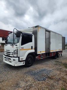 หกล้อ ตู้แห้งช่วงกลาง 5.6 เมตร