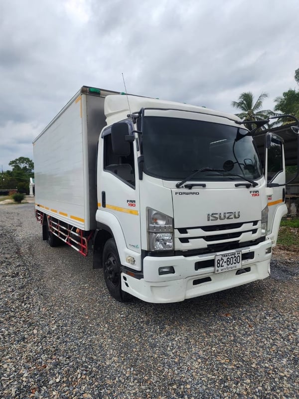 หกล้อ ตู้แห้งช่วงกลาง 5.6 เมตร