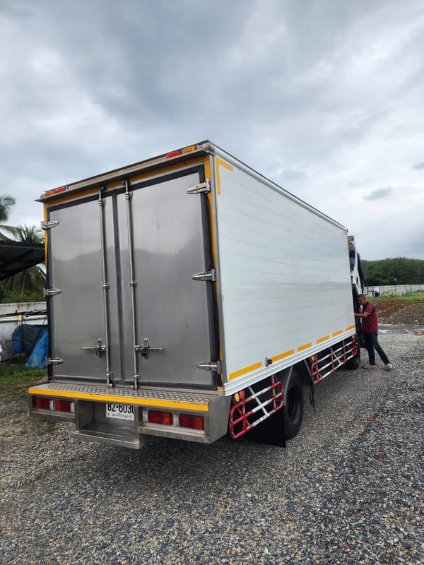 หกล้อ ตู้แห้งช่วงกลาง 5.6 เมตร