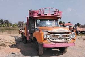 ขายรถ10ล้อเทเลอร์เพลาเดียว(บรรทุกรกเกี่ยว+รถแมคโฮ) อีซุซุ-หน้ายาว-145แรงสภาพสวยพร้มใช้งาย