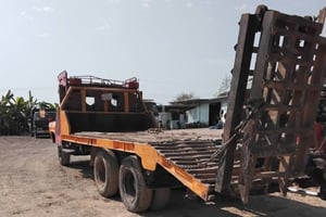 ขายรถ10ล้อเทเลอร์เพลาเดียว(บรรทุกรกเกี่ยว+รถแมคโฮ) อีซุซุ-หน้ายาว-145แรงสภาพสวยพร้มใช้งาย