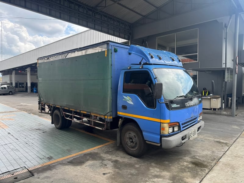 ISUZU NPR 130แรงม้า รถบรรทุก 6ล้อ ตู้แห้ง ปี2002 เลขไมล์ 663,015 กม.