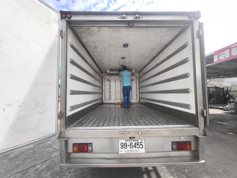 ISUZU NPR 150แรงม้า รถบรรทุก 6ล้อ ตู้เย็น ปี2011 เลขไมล์น้อยกว่า 5,000 กม. พร้อมใช้งาน ISUZU NPR 150แรงม้า รถบรรทุก 6ล้อ ตู้เย็น ปี2011 เลขไมล์น้อยกว่า 5,000 กม. พร้อมใช้งาน