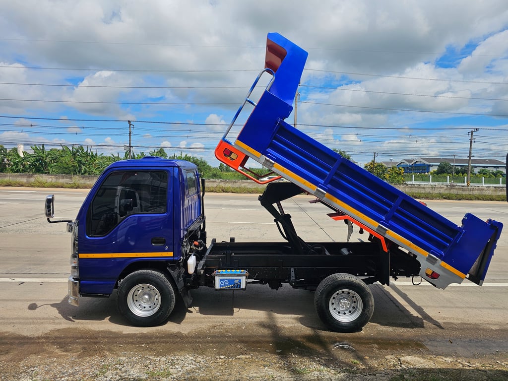 ISUZU NKR 100แรงม้า รถดั้มพ์ ปี2006 ISUZU NKR 100แรงม้า รถดั้มพ์ ปี2006