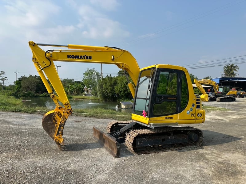 KOMATSU. PC 60-7  เครื่องดี ปั้ม เเรง  345,000 เอวแน่น  แอร์ หนาว  เอกสารอินวอย   รถอยู่ นครปฐม โทร0626426323