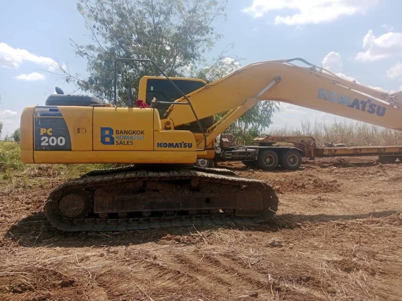 รถขุด KOMATSU PC200-8M0