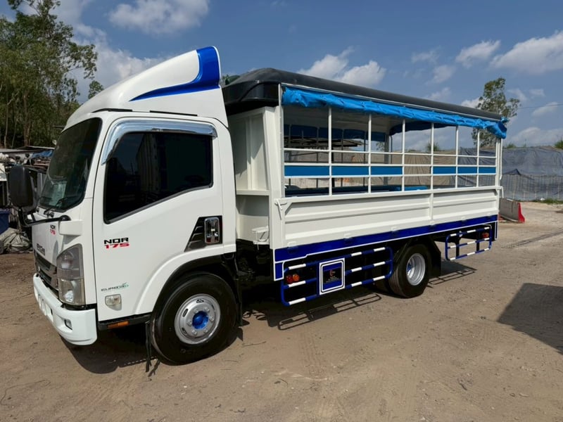 ISUZU NQR รถบรรทุก 6ล้อ สองแถว ปี2015 เลขไมล์น้อยกว่า 500,000 กม.
