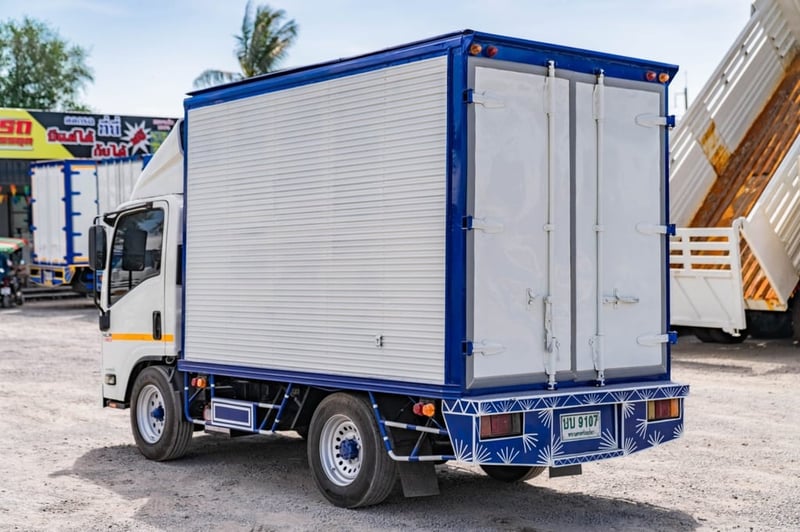 ISUZU NLR รถบรรทุก 4ล้อ ตู้แห้ง ปี2011 เลขไมล์ 368,713 กม. ISUZU NLR รถบรรทุก 4ล้อ ตู้แห้ง ปี2011 เลขไมล์ 368,713 กม.