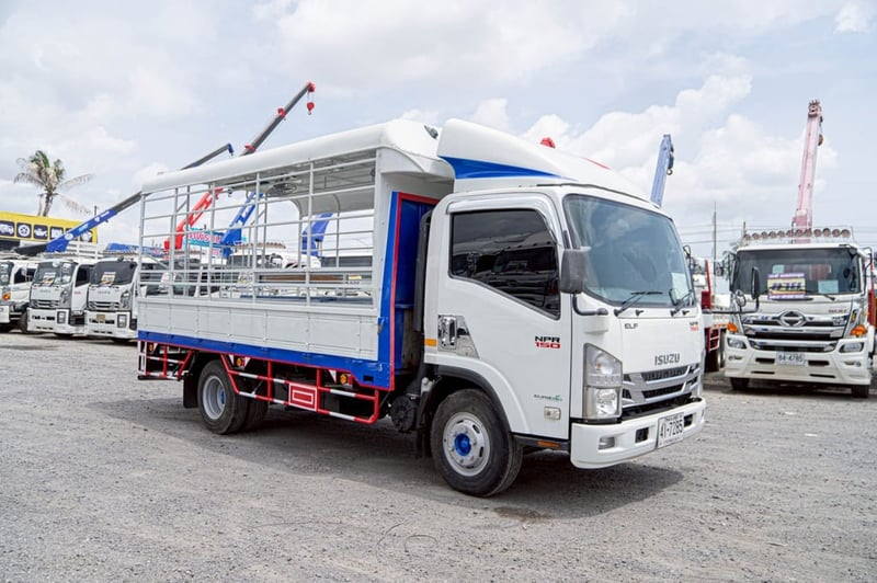 ISUZU NPR รถบรรทุก 6ล้อ สองแถว เลขไมล์ 379,367 กม. ISUZU NPR รถบรรทุก 6ล้อ สองแถว เลขไมล์ 379,367 กม.
