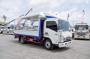 ISUZU NPR รถบรรทุก 6ล้อ สองแถว เลขไมล์ 379,367 กม. ISUZU NPR รถบรรทุก 6ล้อ สองแถว เลขไมล์ 379,367 กม.