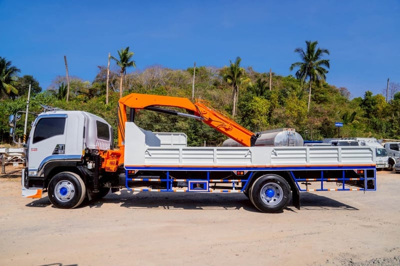 isuzu 240 รถบรรทุก 6ล้อ กระบะเหล็กติดเครน ปี2016 เลขไมล์ 108,846 กม.