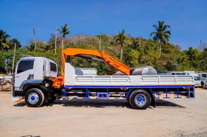 isuzu 240 รถบรรทุก 6ล้อ กระบะเหล็กติดเครน ปี2016 เลขไมล์ 108,846 กม.