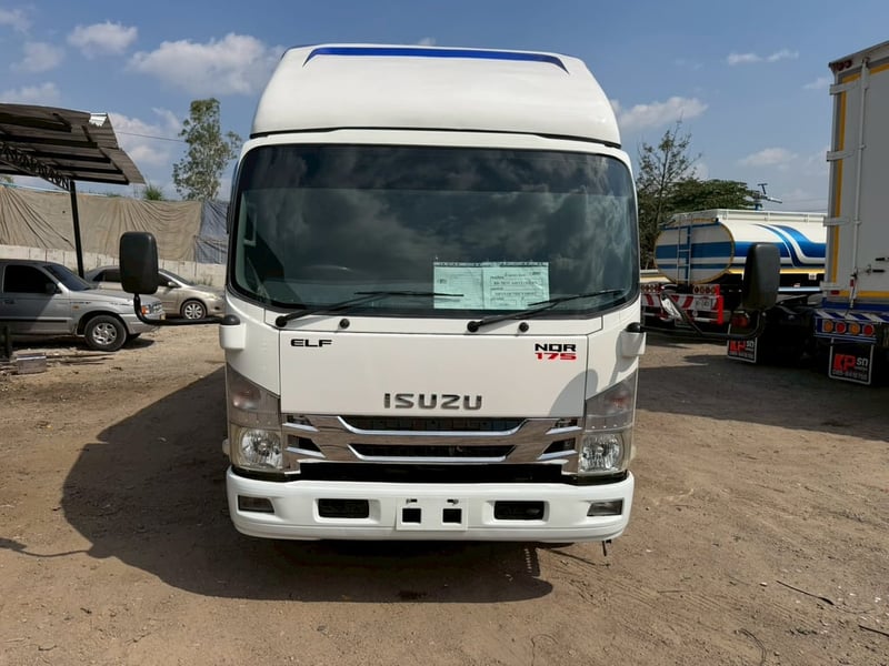 ISUZU NQR รถบรรทุก 6ล้อ สองแถว ปี2015 เลขไมล์น้อยกว่า 500,000 กม. ISUZU NQR รถบรรทุก 6ล้อ สองแถว ปี2015 เลขไมล์น้อยกว่า 500,000 กม.