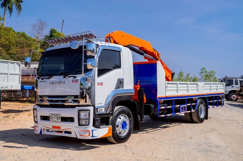 isuzu 240 รถบรรทุก 6ล้อ กระบะเหล็กติดเครน ปี2016 เลขไมล์ 108,846 กม.