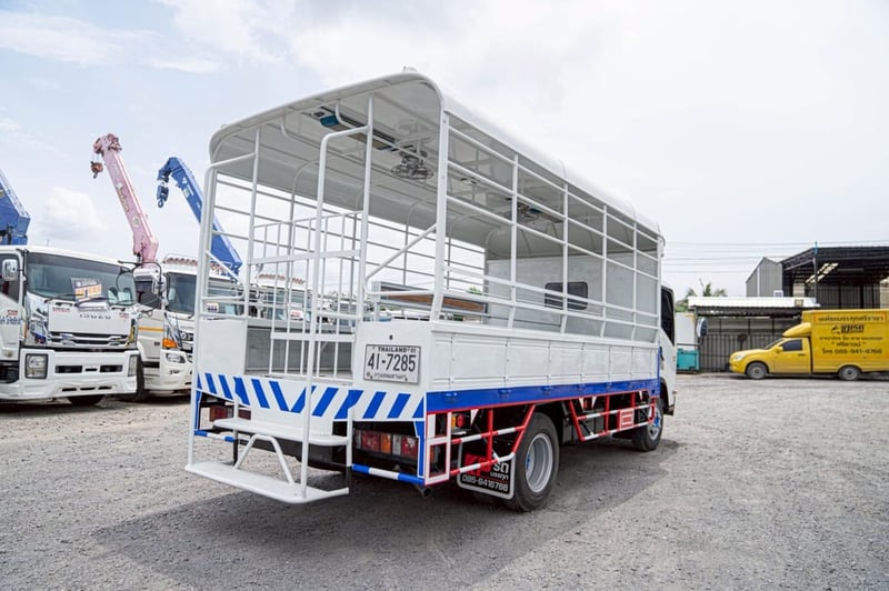 ISUZU NPR รถบรรทุก 6ล้อ สองแถว เลขไมล์ 379,367 กม. ISUZU NPR รถบรรทุก 6ล้อ สองแถว เลขไมล์ 379,367 กม.
