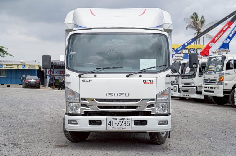 ISUZU NPR รถบรรทุก 6ล้อ สองแถว เลขไมล์ 379,367 กม. ISUZU NPR รถบรรทุก 6ล้อ สองแถว เลขไมล์ 379,367 กม.
