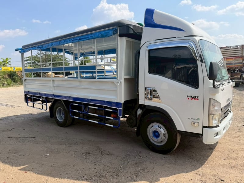 ISUZU NQR รถบรรทุก 6ล้อ สองแถว ปี2015 เลขไมล์น้อยกว่า 500,000 กม. ISUZU NQR รถบรรทุก 6ล้อ สองแถว ปี2015 เลขไมล์น้อยกว่า 500,000 กม.