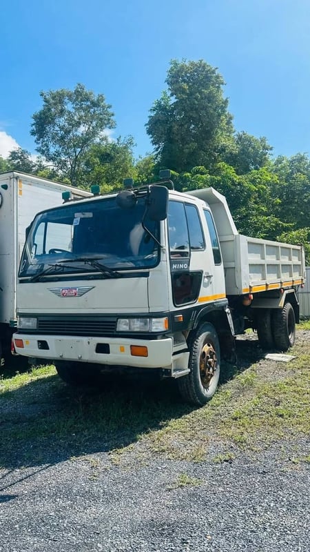 ขายรถ6ล้อดั่ม hino 195แรง  ใช้งานดี มีทะเบียน ราคา295,000