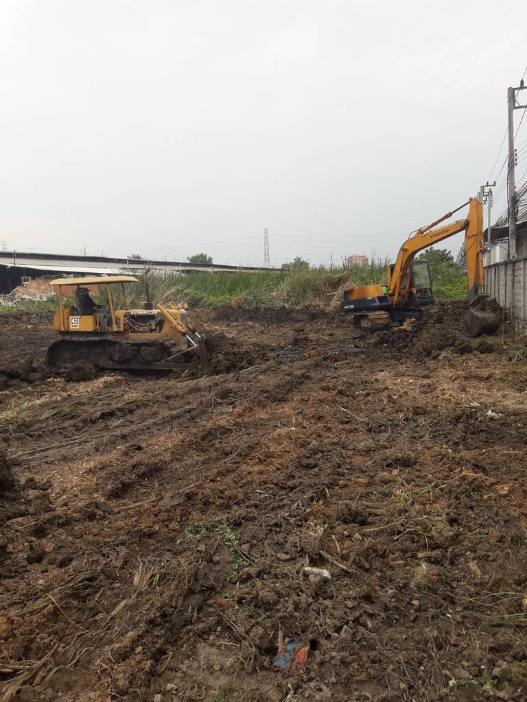 รับไถกำจัดวัชพืช ด้วยรถแทรกเตอร์ รับไถที่ไถต้นไม้ ขุดสระ ถมดิน ปรับดิน0847205412