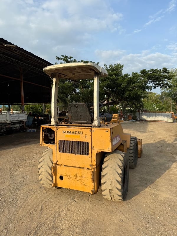 ขายรถตักล้อยาง komatsu wa30 ใช้งานดี ทำงานดี ใบซื้อขายราคาถูก1.5แสน
