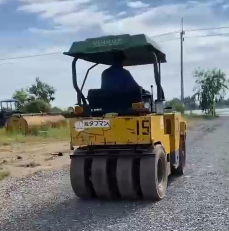 ขายรถบด4ตันหน้าเหล็กหลังยาง sumitomo สั่นสะเทื่อน เก่าjapan ใช้งานดีมาก ใบซื้อขายราคาถูกดี285,000