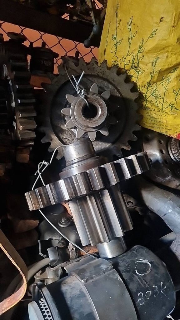 ขายอะไหล่รถแทรกเตอร์cat komatsuD7 D6 D5 D4 D3 D2 D80 D60a D50 a