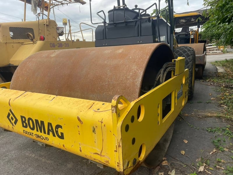 ขายรถบด10ตันbomag มีทะเบียน ใช้งานดีมาก ราคาถูกดี 9.8แสน