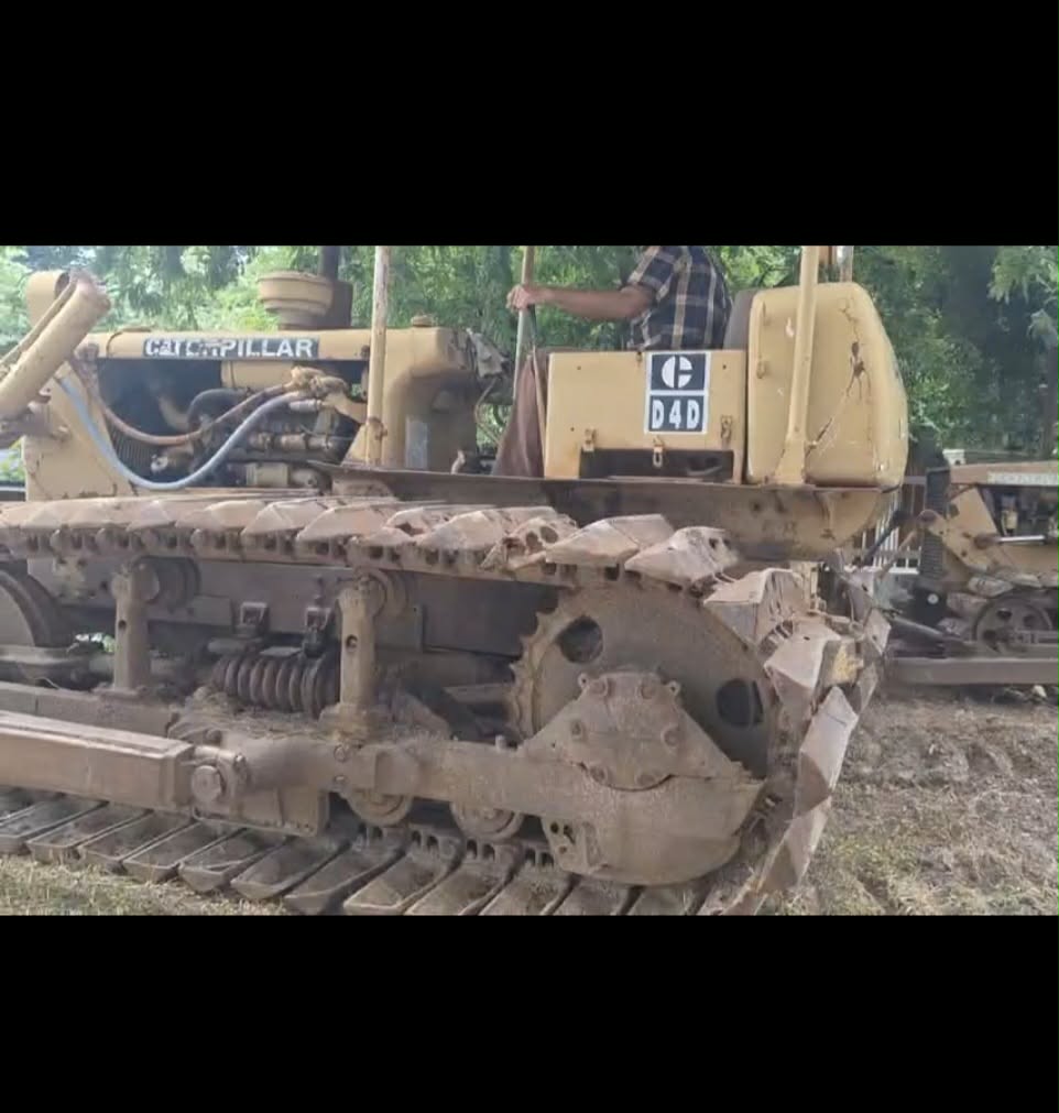 รถแทรกเตอร์cat D4D ตีนเป็ด ใช้งานดี ใบซื้อvาย ราถูกดี2.2แสน