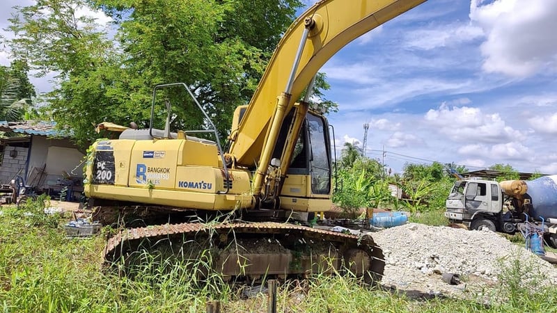 รถแม็คโครkomatsu pc200-8 บูมยาว มีทะเบียน ใช้งานดี ราคา1,150,000