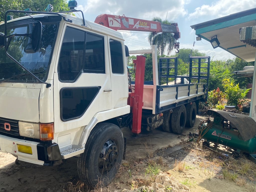ขายรถ10ล้อติดเครน 3ตันมีทะเบียน mitsubishi fn517 290แรง ราคา5.4แสน
