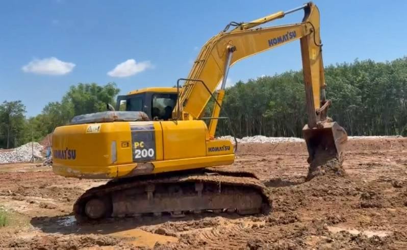 รถแม็คโครkomatsu pc200-7ใช้งานดี มีทะเบียน รรคา5.8 สน