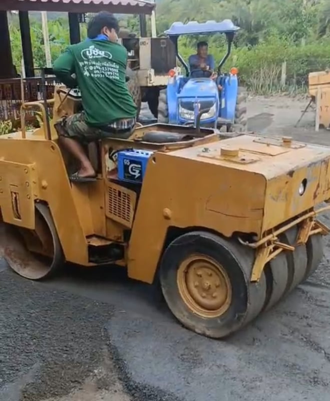 รถบด4ตัน bomag ใช้งานดีมาก ใบซื้อvาย ราคาถูกดี185,000