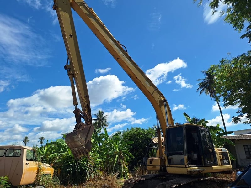 รถแม็คโครkomatsu pc200-8 บูมยาว ใช้งานดี มีทะเบียน ราคา1,350,000