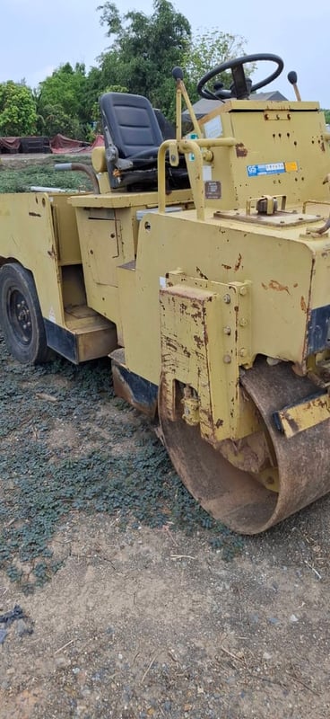 ขายรวม2คันรถแทรกเตอร์komatsu D20p-6 รถบด4ตันbomag ใช้งานดี ใบซื้อขายราคา3.6แสน 