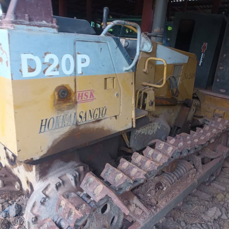ขายแทรกเตอร์komatsu D20p-7ตีนเป็ด ใบไม่สวย ใช้งานได้ราคา155,000