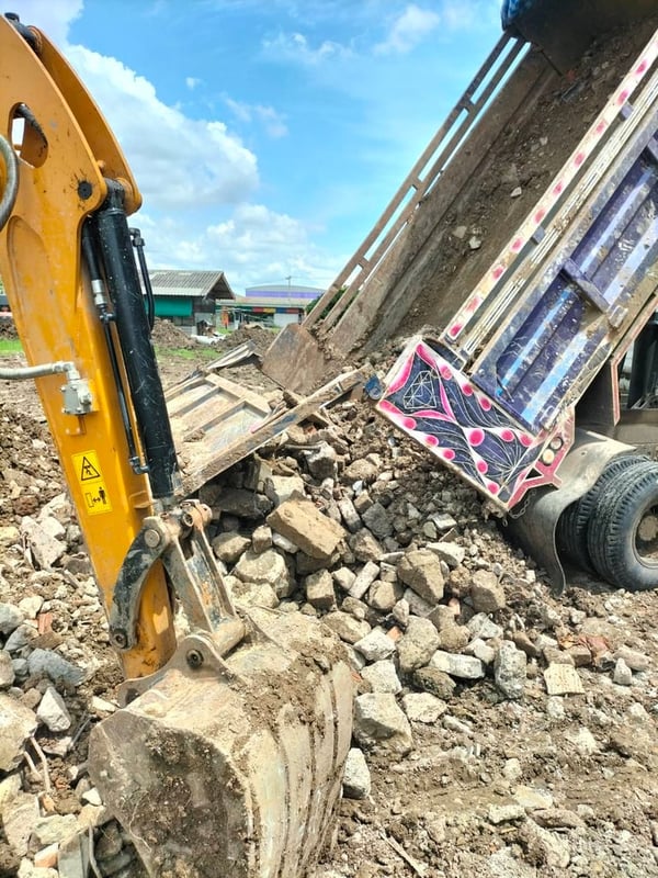 ขายหินคลุก หินผุ หน้าดิน ลูกรัง เศษปูนทุปตึก รับถม