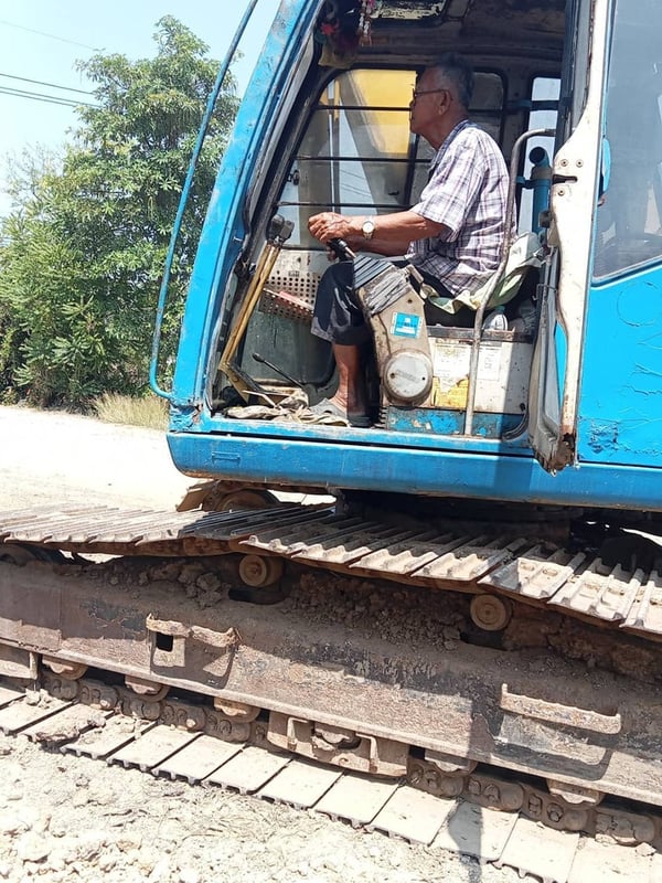 ขายรถแม็คโครkobelco sk200-3 ใช้งานดี ใบซื้อขาย ราคาถูกดีๆ235,000