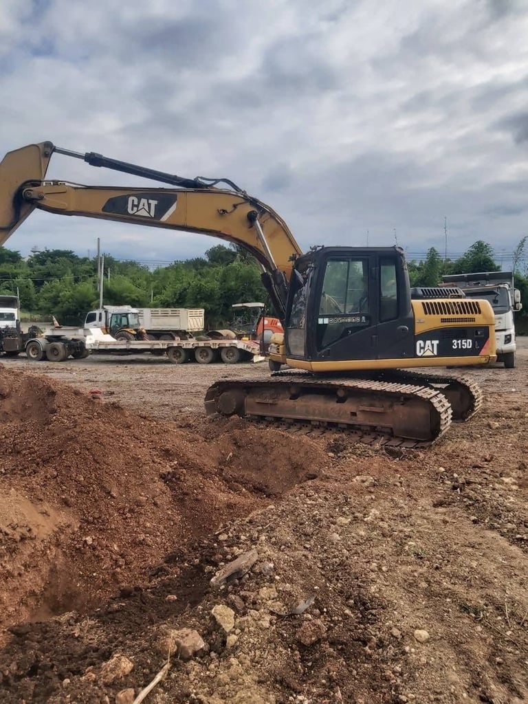 ให้เช่ารถแทรกเตอร์ D5 D4 D2 ให้เช่ารถบด4ตัน 10ตัน รถแม็คโคร pc200 pc120 pc30 รถเกรด140g รถ6ล้อดั้ม รถไถ รถตักล้อยาง0828703954