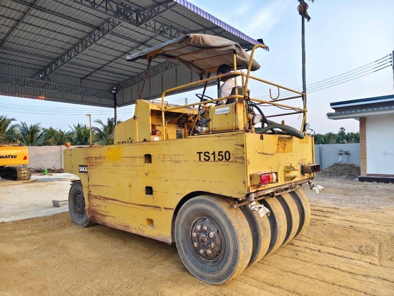 รถบดล้อยาง sakai ts150 ใช้งานดี มีทะเบียน ราคา499,000