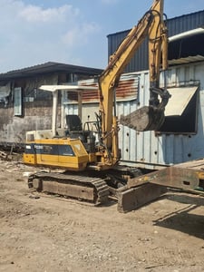 ขายรถแม็คโครเก่า japan  komatsu pc30-6ใช้งานดี มีไลเจาะ ใบซื้อขายราคา185,000