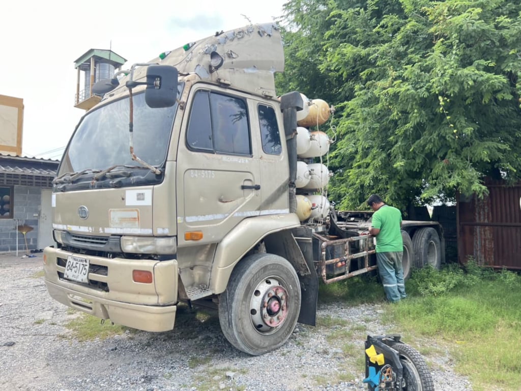 รถหัวลากnissan2หัวลาก+1หางใช้งานได้ปกติ มีทะเบียนราคา4.5แสน