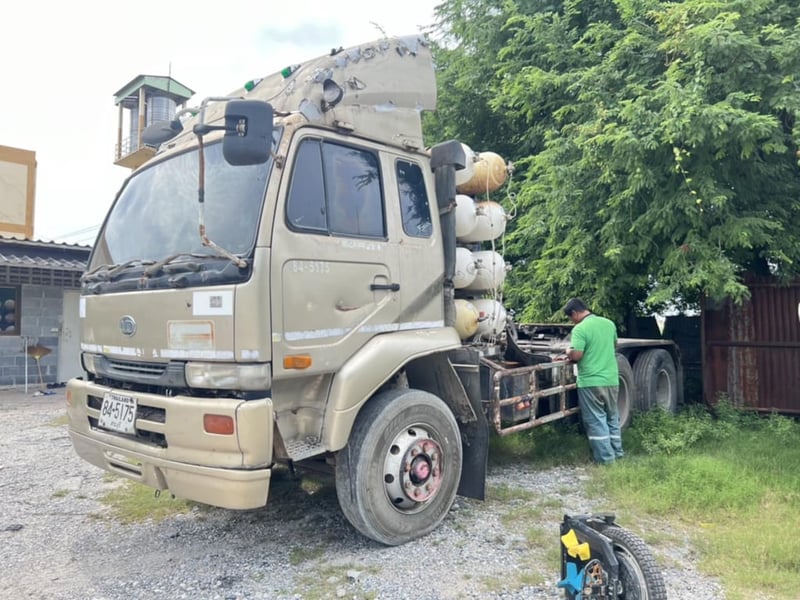 รถหัวลากnissan2หัวลาก+1หางใช้งานได้ปกติ มีทะเบียนราคา4.5แสน