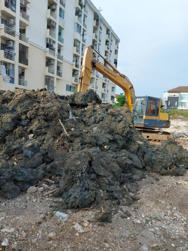 รับจ้างไถขุดกลบ ต้นไม้วัชพืช ไถกำจัดหญ้า ไถขยะขุดฝังกลบ ถมอิฐหักเศษปูน